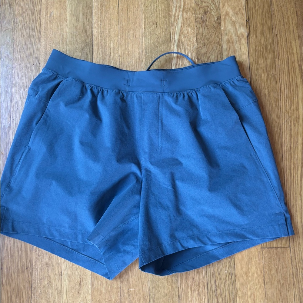 Men’s lululemon Athletic Shorts size L grey 5 inch
